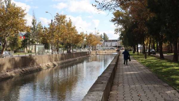 В Керчи очищают реку Мелек-Чесме от камышей и мусора