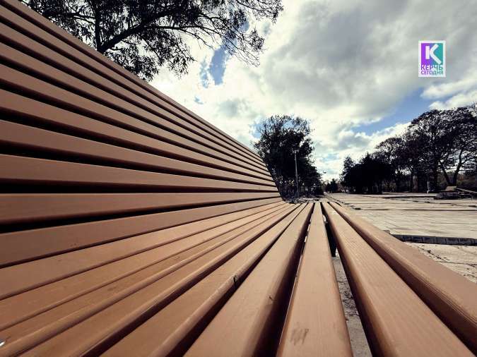 В Приморском парке устанавливают 137 скамеек с урнами, монтируют освещение и готовят фонтан