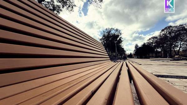 В Приморском парке устанавливают 137 скамеек с урнами, монтируют освещение и готовят фонтан