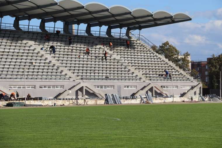 Готовность — 75 %: в Керчи продолжаются работы по капитальному ремонту стадиона им. 50-летия Октября