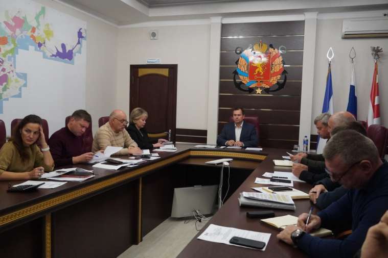 Подготовку к Новому году обсудили в администрации Керчи