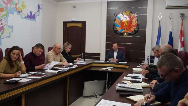 Подготовку к Новому году обсудили в администрации Керчи