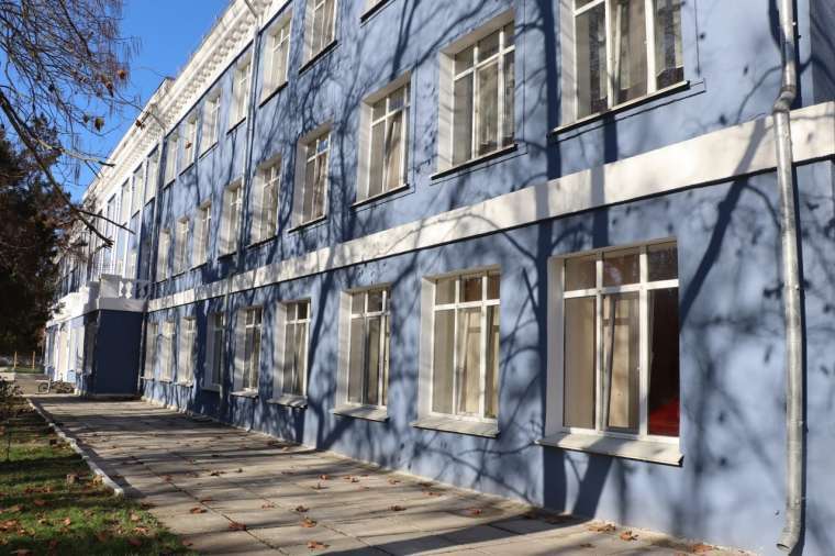 Работы по капремонту фасада школы №17 им. В. Белик вышли на финишную прямую