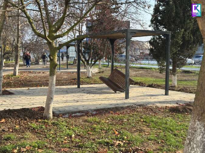 Вандалы сломали новые качели в Керчи