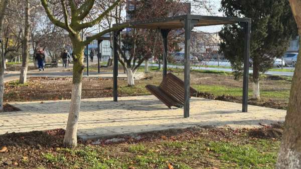 Вандалы сломали новые качели в Керчи