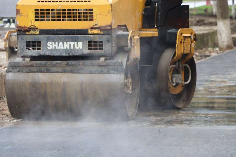 Возле Онкологического диспансера в Керчи асфальтируют тротуар