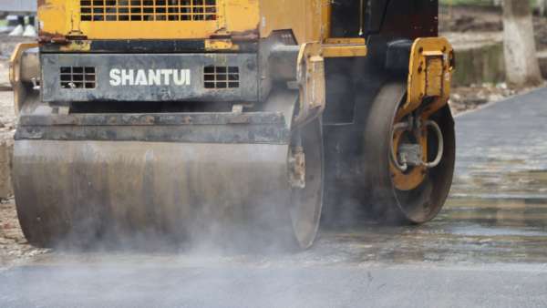 Возле Онкологического диспансера в Керчи асфальтируют тротуар