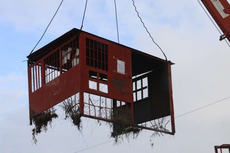 На шоссе Героев Сталинграда демонтировали незаконную конструкцию