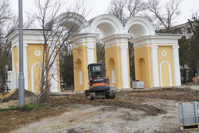Капитальный ремонт арки в Приморском парке завершён