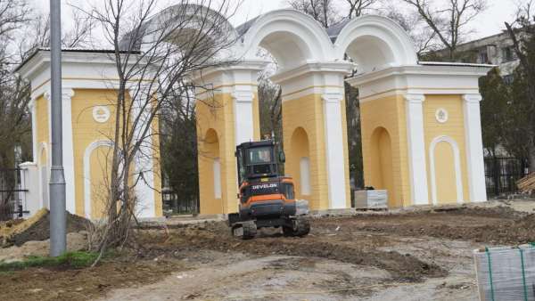 Капитальный ремонт арки в Приморском парке завершён