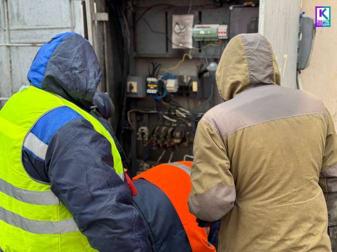 В Керчи устраняют неисправности на сетях уличного освещения