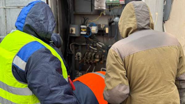 В Керчи устраняют неисправности на сетях уличного освещения