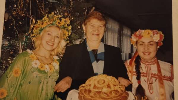 Керчане передают поздравления с юбилеем бывшему директору школы № 15 Нине Кузменковой