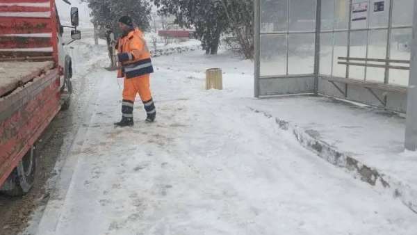 В керчи продолжается круглосуточная уборка и обработка дорог