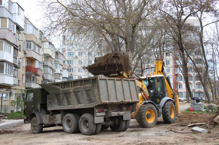 В Керчи продолжается благоустройство придомовых территорий (фото)