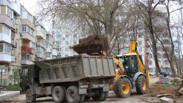 В Керчи продолжается благоустройство придомовых территорий (фото)