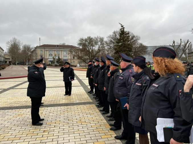 На площади Ленина прошел строевой смотр сотрудников полиции Керчи