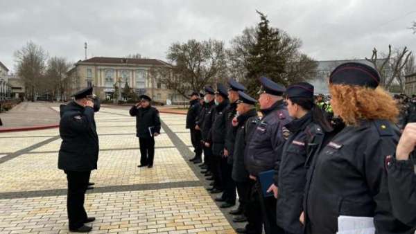 На площади Ленина прошел строевой смотр сотрудников полиции Керчи