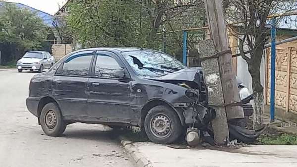 В Керчи автомобиль врезался в столб