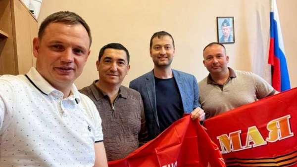 В Херсонскую область из Крыма доставили патриотическую символику