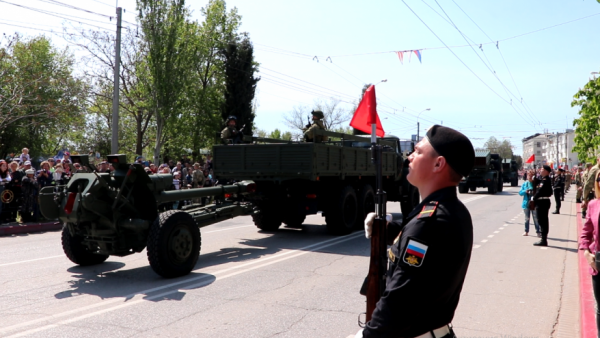 БТР, «УРАЛы», гаубица и «ГРАД»: военная техника на параде в Керчи (видео)