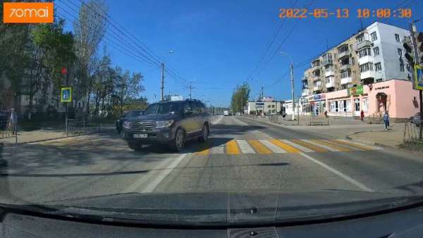 В Керчи водитель, проехавший на красный, мчался на помощь супруге (видео)