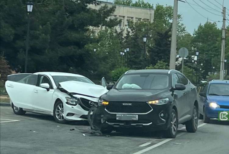 В Керчи на Адмиралтейском проезде пробка из-за ДТП