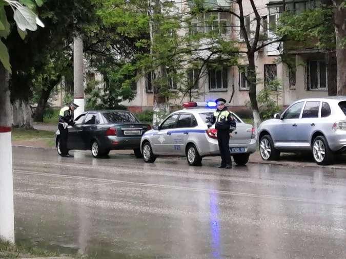 В Керчи водителей проверяют на запах алкоголя