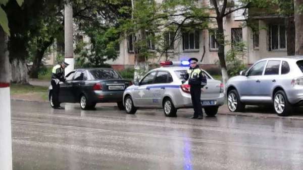 В Керчи водителей проверяют на запах алкоголя