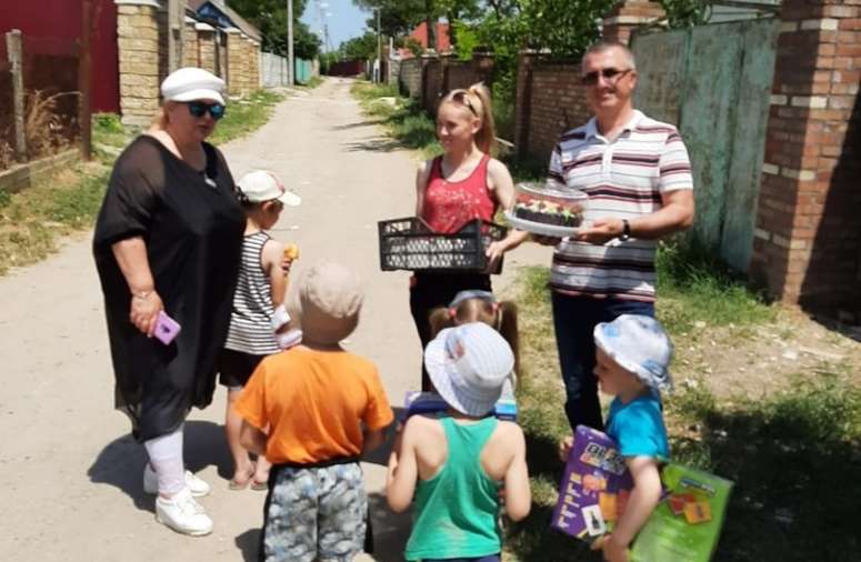 В гости с подарками к многодетной керченской семье