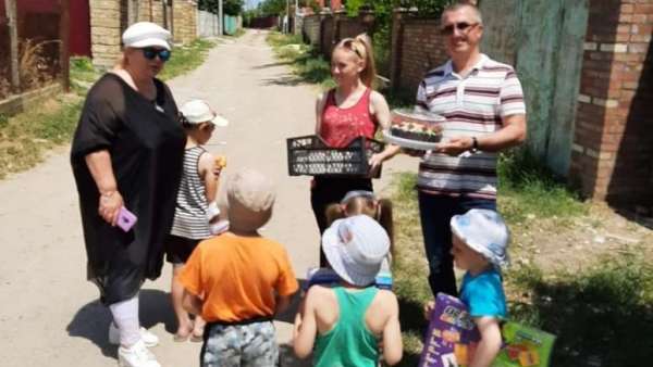 В гости с подарками к многодетной керченской семье